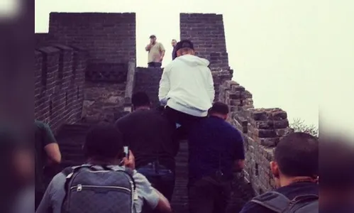 Justin Bieber é carregado por seguranças na Muralha da China
