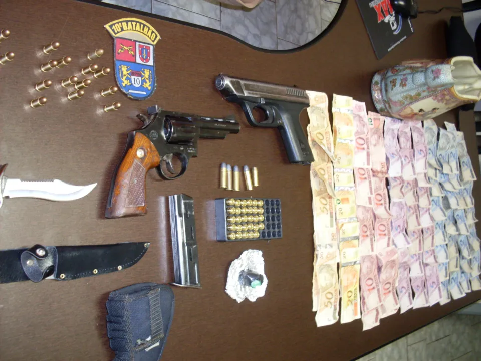 PM prende suspeito de tráfico de drogas e apreende armas, munições, crack e dinheiro (Divulgação)