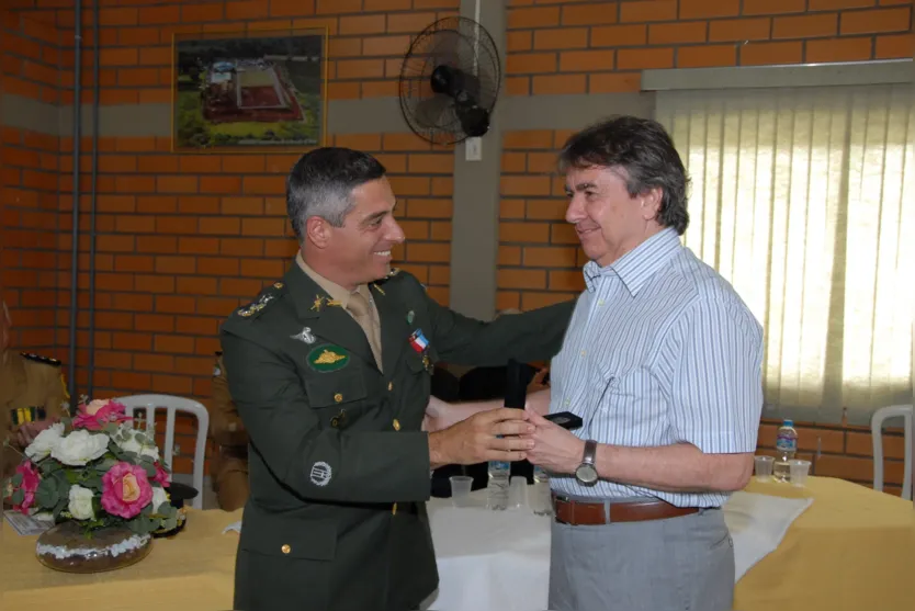  Momento em que o jornalista Baltazar Eustáquio de Oliveira recebia honraria das mãos do comandante do 30º BIMtz, tenente coronel Márcio Luiz Passos Tibério  