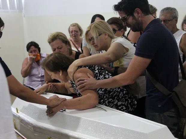  A avó materna de Joaquim, Cristina Ponte, é amparada por amigos e familiares no velório do neto (Foto: Luis Cleber/Estadão Conteúdo)