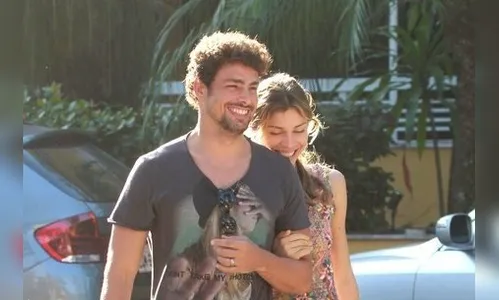 Cauã Reymond e Grazi são fotografados no condomínio onde moravam juntos