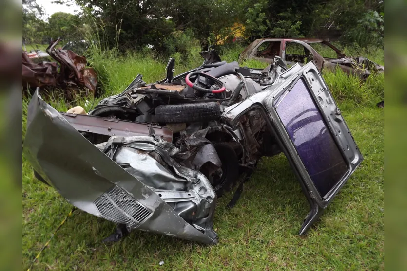  O que restou do Spazio Fiat 147 ocupado pelas quatro pessoas que morreram está no pátio do posto da PRF em Apucarana (Foto: Luiz Demétrio) 