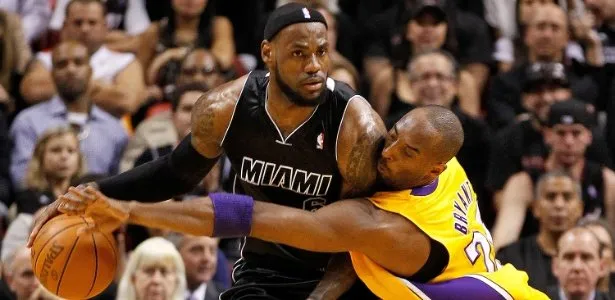 No Staples Center, o anfitrião Los Angeles Lakers não resistiu ao trio do Miami Heat - Crédito da foto: esporte.uol.com.br