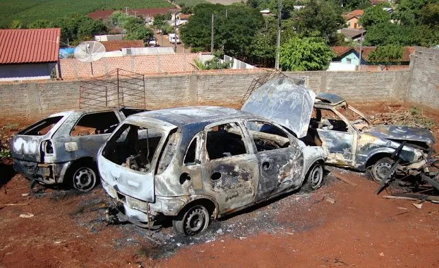 Na madrugada de 18 de maio de 2012, veículos apreendidos pela PM também foram incendiados no pátio do destacamento da PM de Lunardelli (Foto: Radialista Ronaldo Senes, o 