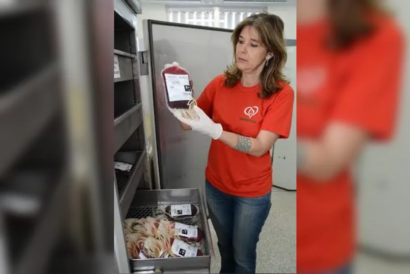    Assistente social Liana Lopes Bassi mostra sangue estocado no Hemonúcleo | Foto: Delair Garcia 