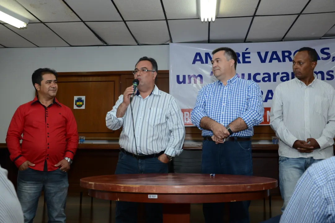 Deputado federal André Vargas durante entrevista coletiva, ontem, em Apucarana | Foto: Delair Garcia 
