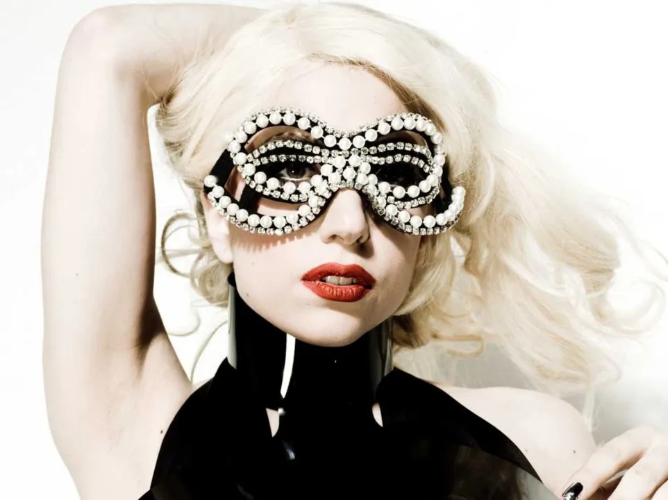 Lady Gaga impede que fã cometa suicídio