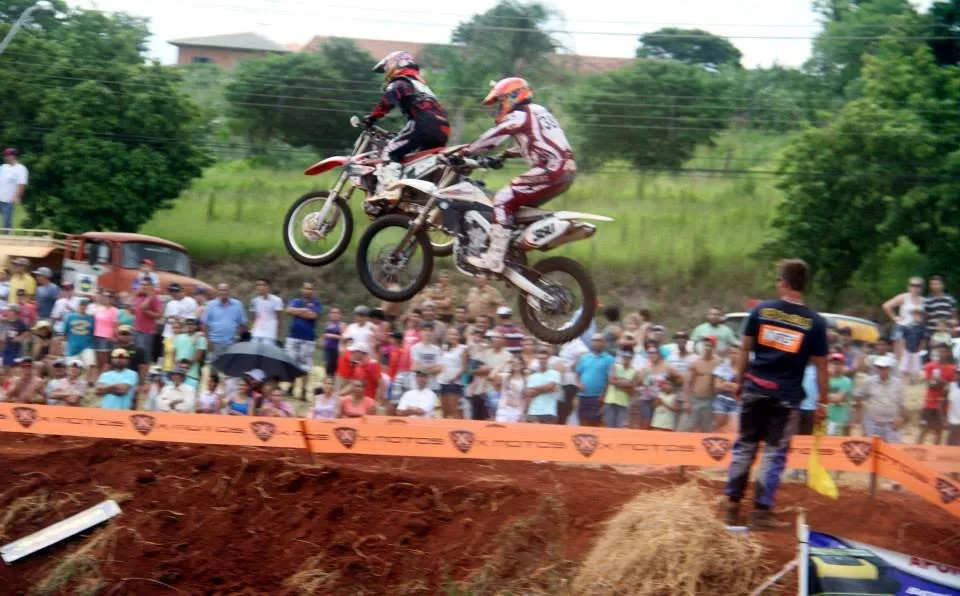 Cerca de duas mil pessoas prestigiaram a 1ª etapa do Campeonato Paranaense de Motocross e Velocross em Apucarana (Divulgação) 