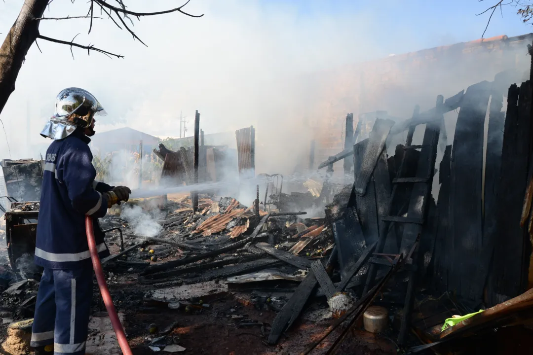 Casa é destruída por incêndio após queimada se alastrar em Apucarana (Foto: Delair Garcia) 