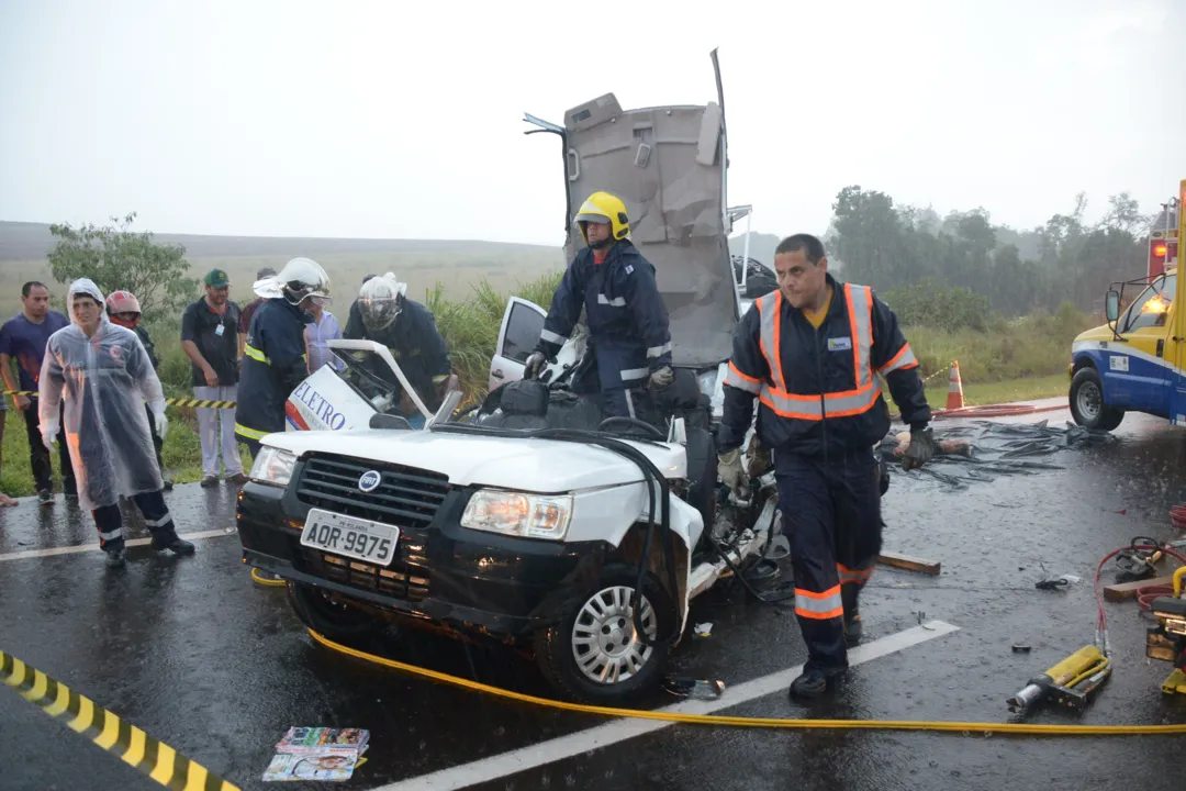 Bombeiros trabalham para retirar vítimas de veículos | Foto: Sergio Tibi