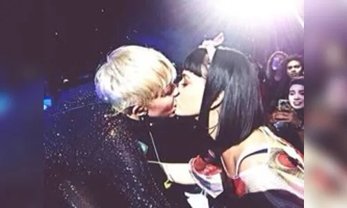 Miley Cyrus beija Katy Perry na boca durante o seu show 