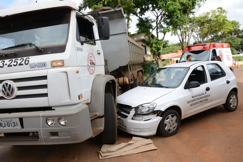  colisão envolveu um GM Celta do Conselho Tutelar dos Direitos da Criança e do Adolescente e um caminhão basculante (Fotos: Delair Garcia) 