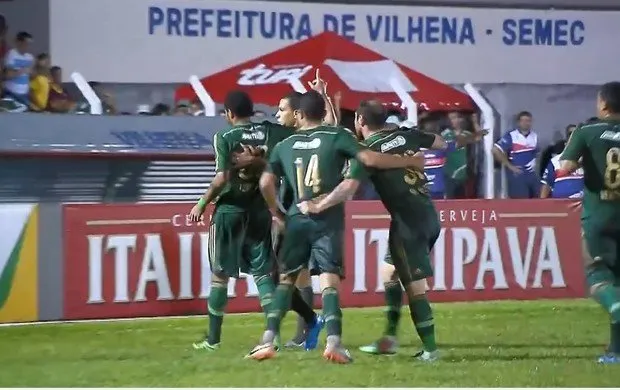 Jogadores comemoram o gol de Leandro, no final da partida (Foto: Reprodução SporTV)