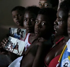 Filhos e sobrinhos de Claudia Ferreira da Silva, em sua casa no Morro da Congonha