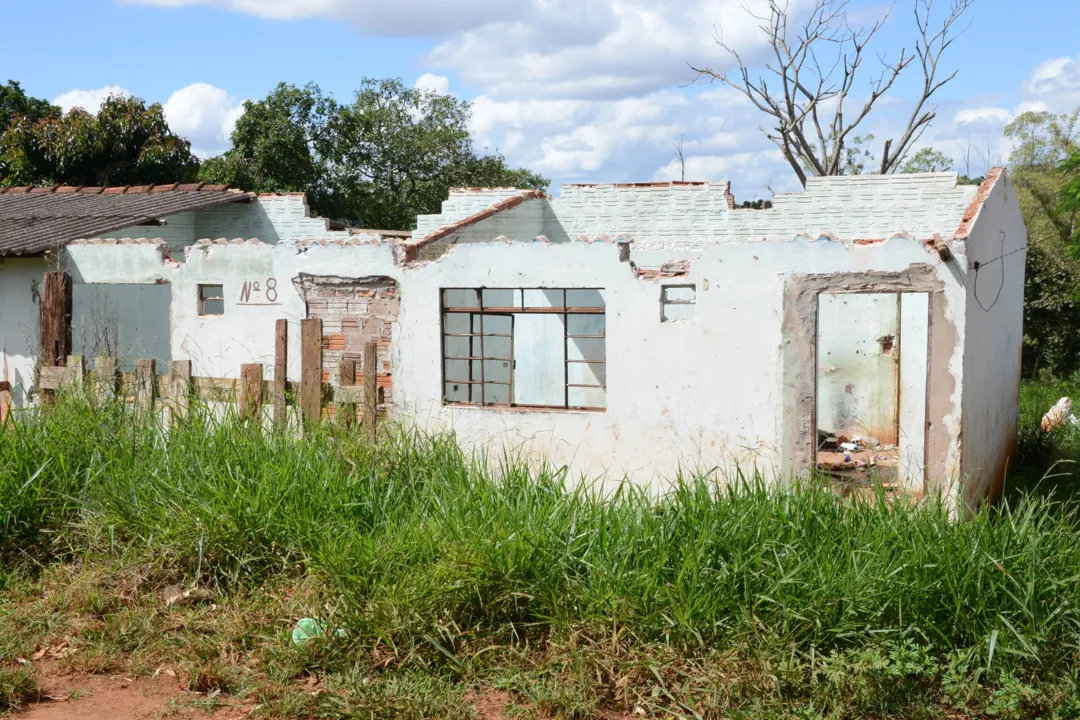 Casas do Charles Chaplin estão sendo demolidas em Apucarana (Fotos: Delair Garcia)
