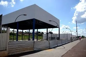 Praça feita com recursos do PAC permanece sem inauguração