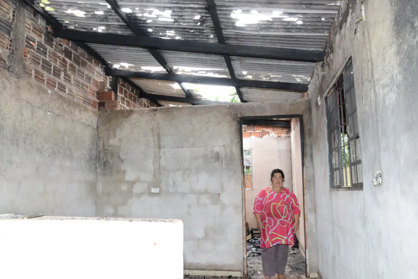  A casa pertence ao cortador de lenha Gilberto Wesley da Silva, que estava na moradia da mãe, Vanilda Vieira, quando as chamas tiveram início (Fotos: Delair Garcia)  