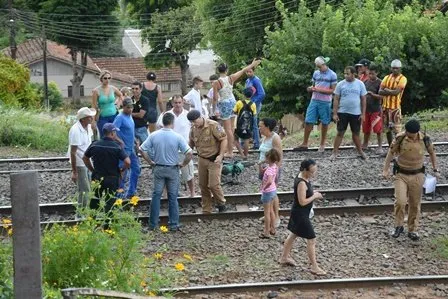  Moradores fazem protesto na linha férrea  