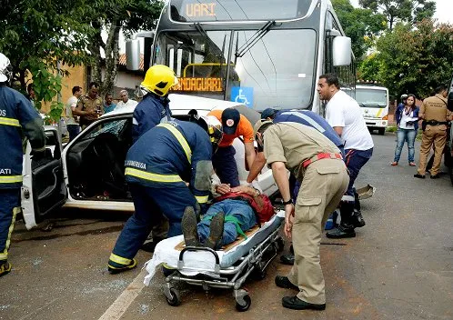 Ônibus e dois veículos colidem na área central de Apucarana