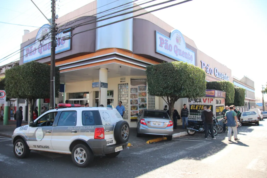 Carro quase invade padaria após colisão em Apucarana - Fotos: Sérgio Tibi 