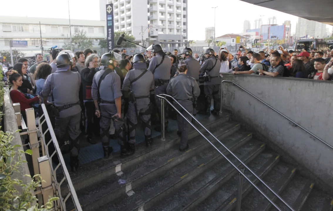 Grevistas são retidos pela PM dentro de estação do metrô em SP