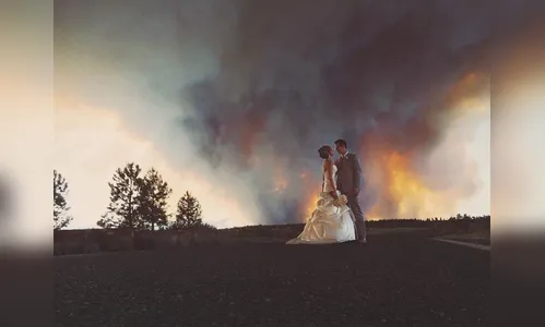 Casal tira foto de casamento com incêndio ao fundo nos EUA