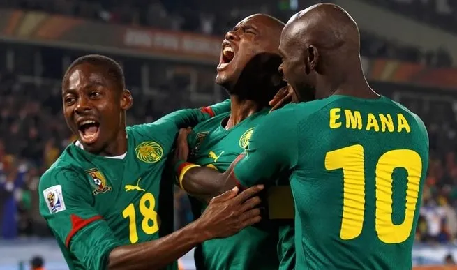 México supera erros de arbitragem e vence Camarões em estreia