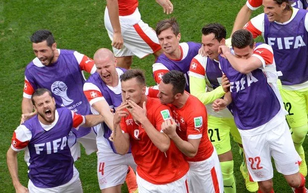 Seferovic é festejado após fazer o gol da virada da Suíça (Foto: AFP)