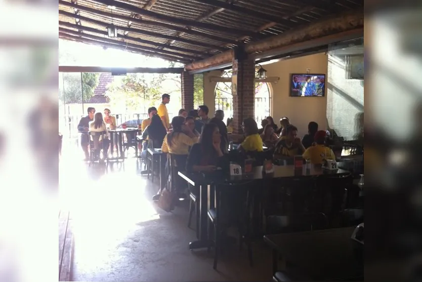  Em Arapongas várias pessoas se reuniram para assistir Brasil x México - Foto: Thamiris Geraldini 