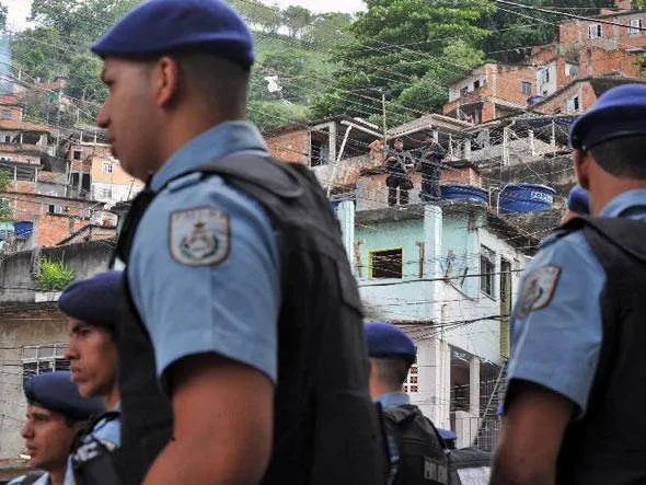 PMs são investigados por morte de adolescente no Rio