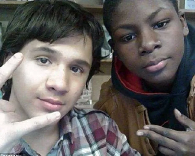 O jovem Noel Estevez, (do lado esquerdo da foto)  atacou o colega de escola Timothy Crump, que aparece no lado direito da imagem.