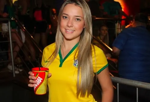  Carol em camarote de cerveja, em SP, durante o jogo Brasil x Camarões na tarde desta segunda (23), no estádio do Morumbi - (Foto: Thiago Duran/AgNews)