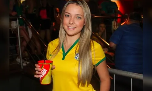 Diferente de Marquezine, mãe do filho de Neymar esbanja simpatia