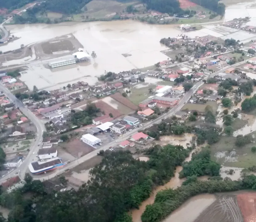 Governo decreta calamidade em municípios do PR e SC