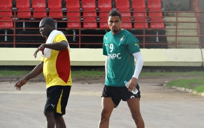  Boateng é afastado do grupo por desentendimento com o técnico Appiah (Foto: Viviane Leão)