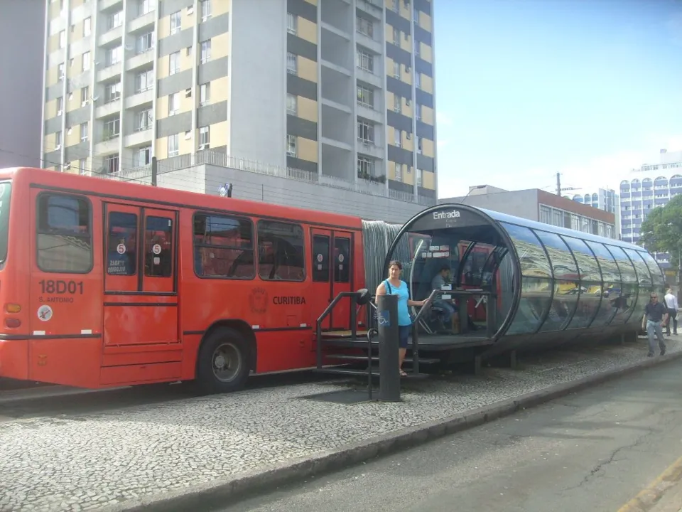 Com greve de cobradores, Curitiba amanhece sem ônibus