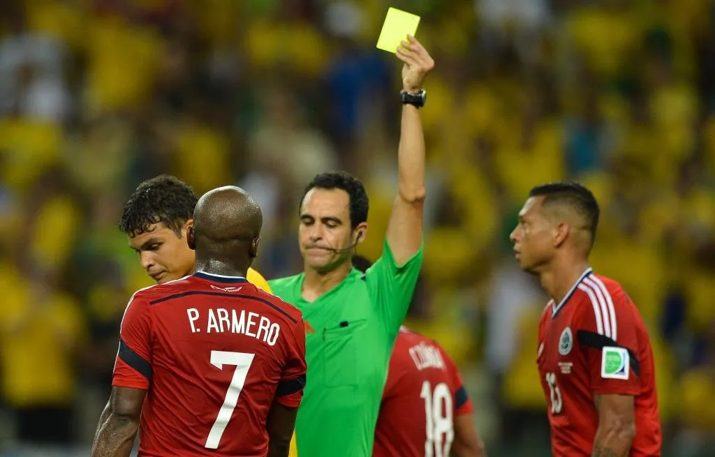 Fifa nega orientação para árbitros diminuírem cartões e evitarem suspensões