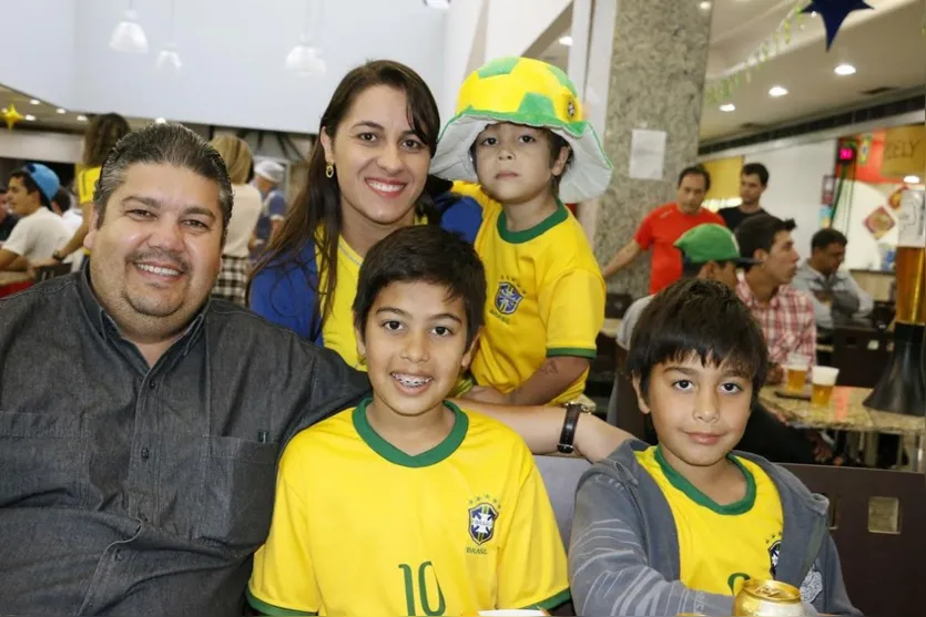  Anderson Sabão e Raquel Bueno com os filhos Gustavo e Bruno 