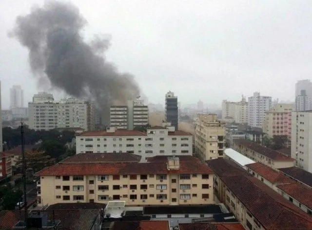 Moradores relatam que socorreram vítimas de acidente aéreo em Santos