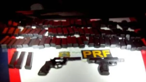 PRF prende moça com duas armas e 84 carregadores de munição 
