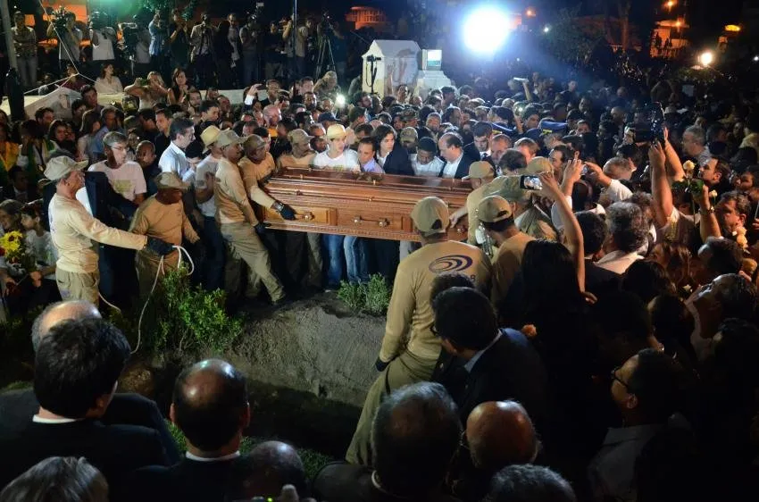Cemitério vira ponto de peregrinação de admiradores de Eduardo Campos