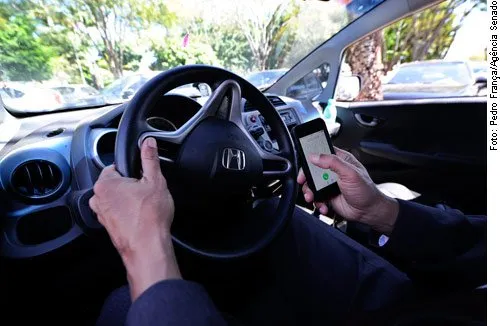 Projeto endurece sanções para uso do celular ao volante