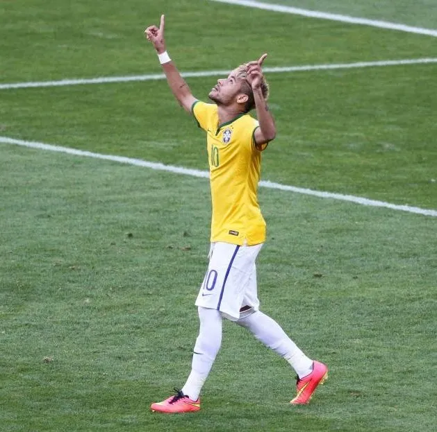 Neymar volta de lesão com gol de calcanhar em amistoso do Barcelona