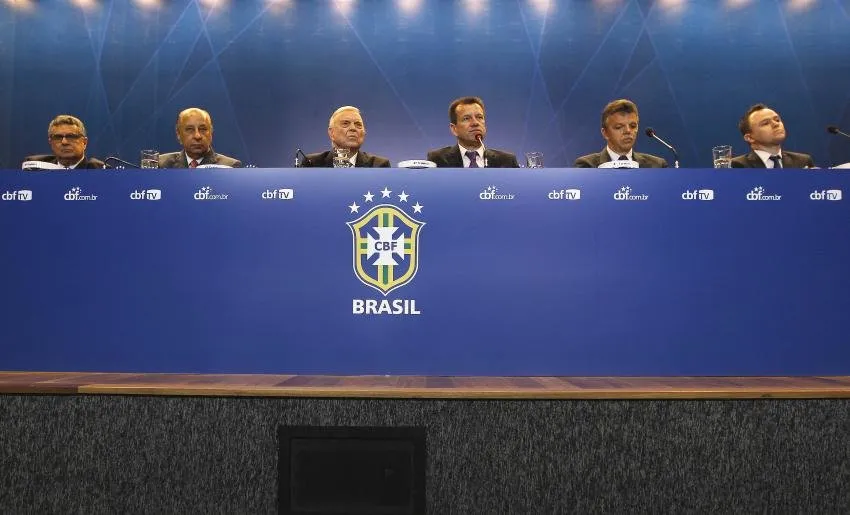  O técnico Dunga anunciou nesta terça-feira, na sede da CBF, no Rio de Janeiro, a sua primeira lista de convocados da seleção brasileira