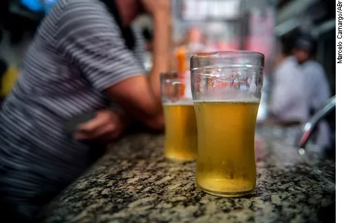 Venda de bebida alcoólica a menores poderá resultar na interdição do estabelecimento