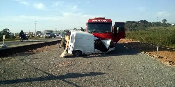 Dois ocupantes do Fiorino morreram na colisão de veículos 