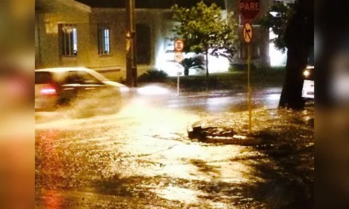 Temporal provoca alagamentos e destelhamentos em Apucarana; veja vídeo e a previsão do tempo