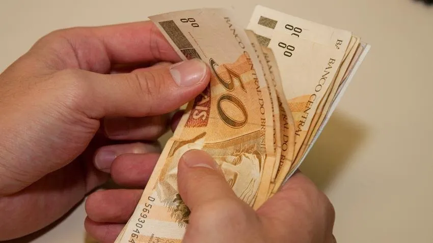 Orçamento de 2015 prevê salário mínimo de R$ 788,06