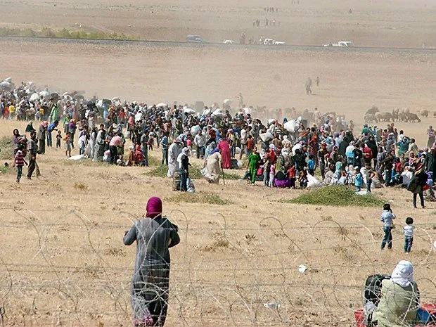 Curdos cruzam a fronteria da Síria com a Turquia em fuga contra a ação do Estado Islâmico