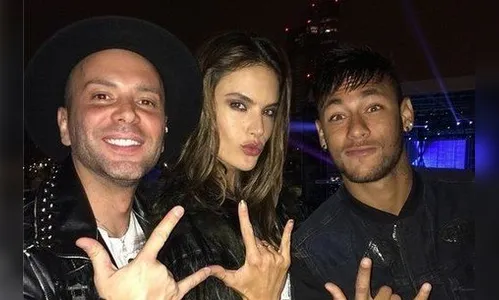 Alessandra Ambrosio se diverte em balada italiana ao lado de Neymar